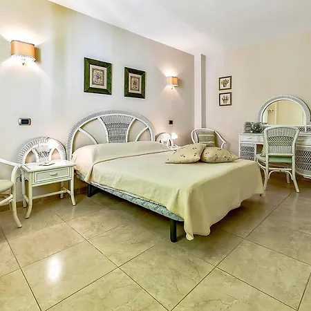 Апартаменты Sunset Harbour Адехе
